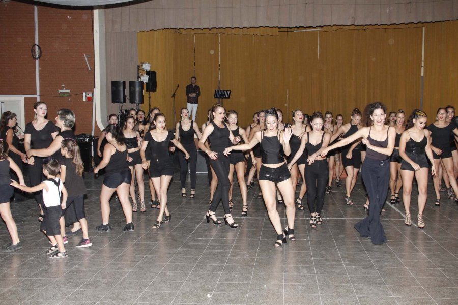 FOTO F. MELCHIORI// PASISTAS./ El grupo que lleva adelante las coreograf&iacute;as de la comparsa.