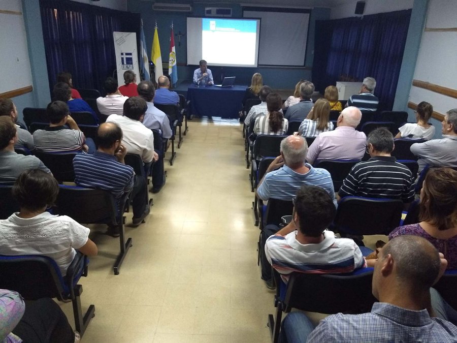 ASAMBLEA.  Fue presidida por Edgardo Allochis, quien brindó un amplio informe.   ESCENARIO. Aquí se llevó adelante una asamblea.