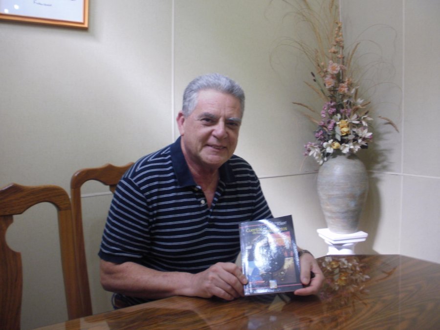 FOTO LA OPINION// GUSTAVO ROBERT./ Exhibiendo su nueva obra.