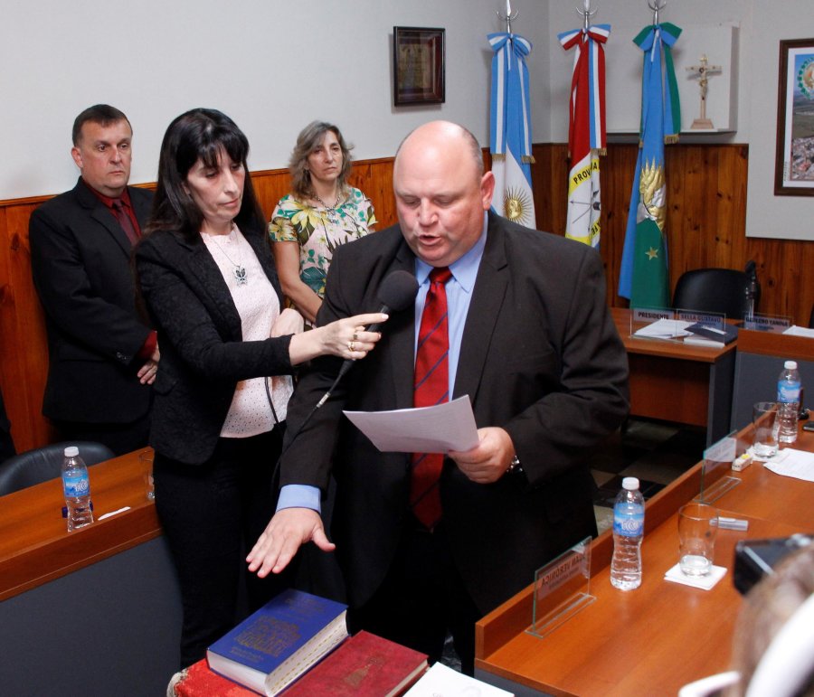 FOTO PRENSA MUNICIPALIDAD// GUSTAVO SELLA./ El expresidente comunal preside el Cuerpo Colegiado. EDILES./ Ver&oacute;nica Juan, Gustavo Sella y Agust&iacute;n Peretti, tras la sesi&oacute;n extraordinaria.