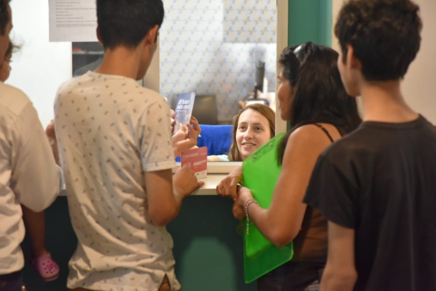FOTO COMUNICACION UNRAF// HACIA EL FUTURO// Muchas familias acompa&ntilde;an a sus hijos en las inscripciones en la UNRaf, que estar&aacute;n abiertas hasta el 14 de febrero de 2020.