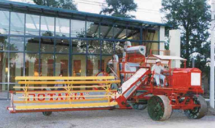 FOTO COOP. AGRICOLA// ROTANIA./ Primera cosechadora autopropulsada del mundo.