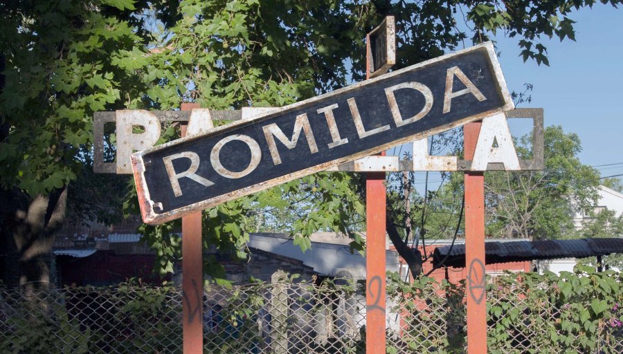 AP S&Iacute;MBOLO.- Un cartel ferroviario y todo un mensaje a los lectores.