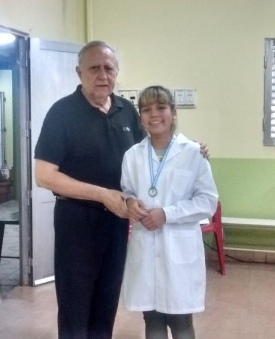 FOTO PRENSA ROTARY// MEDALLA DE HONOR./ El presidente del Rotary local entregando una distinci&oacute;n.