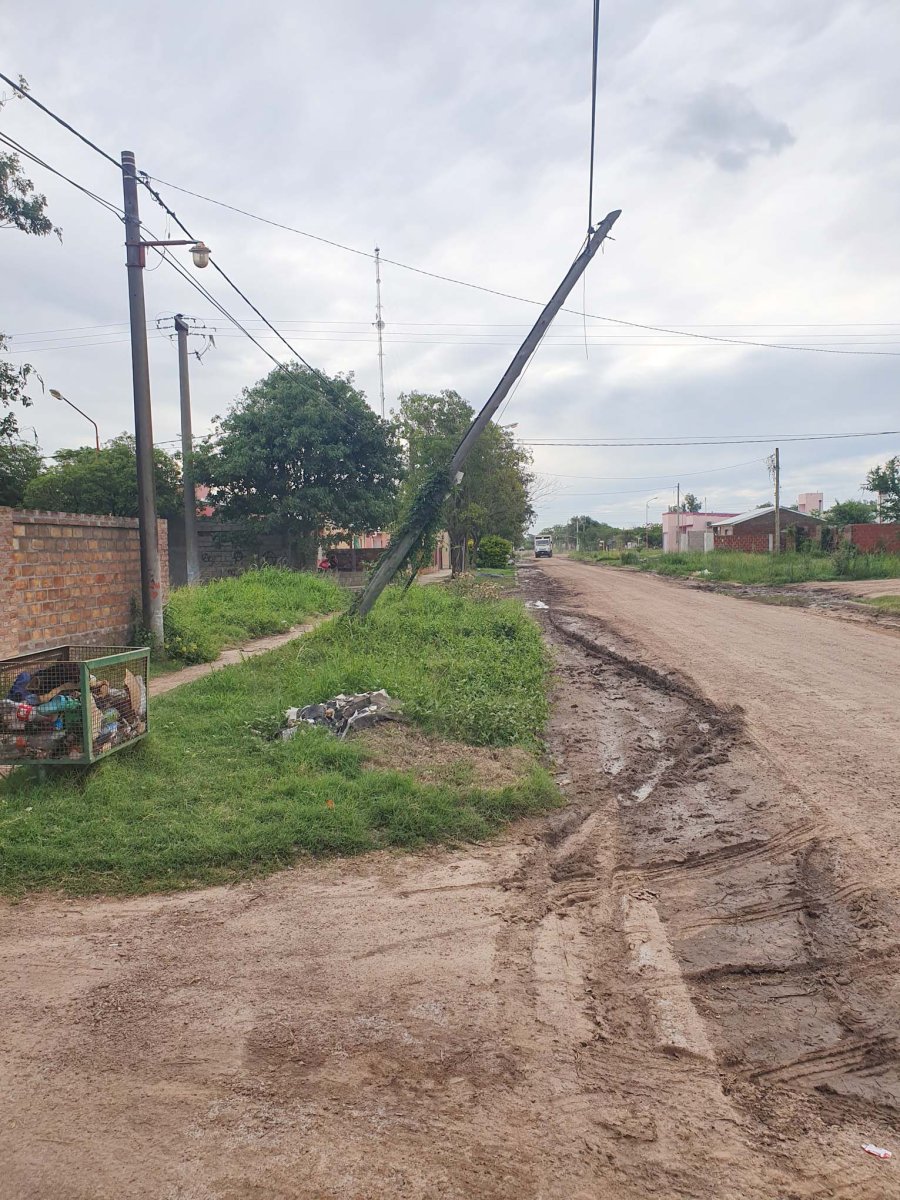 POSTE./ Apenas sostenido por los cables representa un peligro latente.