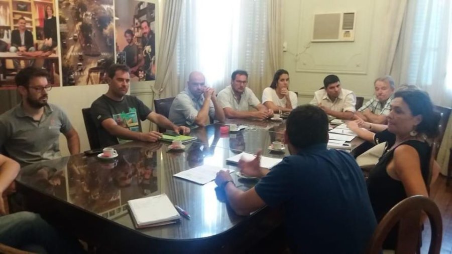 FOTO PRENSA COMUNA// CERTIFICADOS./ Fueron entregados a j&oacute;venes de entre 18 y 24 a&ntilde;os que participaron del programa. TURISMO./ Danilo Ferrero particip&oacute; del encuentro celebrado en Rafaela.