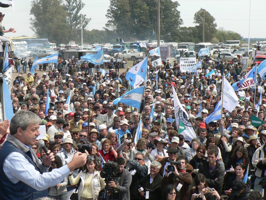 FOTO INTERNET EDUARDO BUZZI. Fue procesado por la Justicia, junto a otros dirigentes.  FOTO ARCHIVO PROTESTA. Eduardo Buzzi en una de las jornadas de 2008.