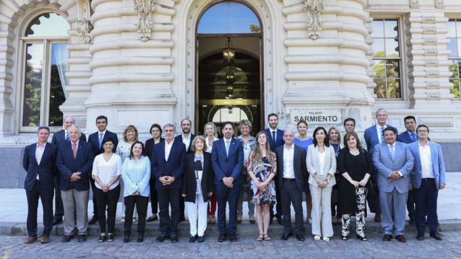 FOTO TWITTER MINISTROS. Trotta junto a sus pares de provincias.