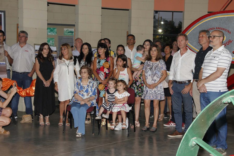 FOTO F. MELCHIORI// CELEBRACION./ Las autoridades junto a descendientes de los fundadores de la empresa.