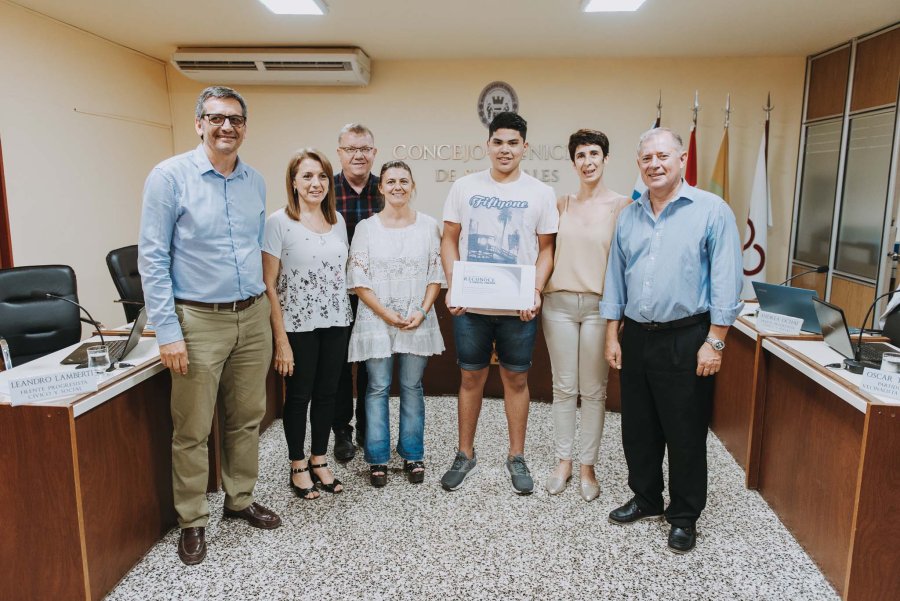 FOTO PRENSA CONCEJO/ BECA./  Ezequiel Taborda junto a los ediles.