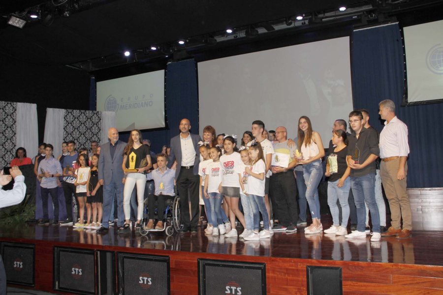 FOTO F. MELCHIORI// DISTINGUIDOS./ El grupo que result&oacute; galardonado junto a organizadores y autoridades.