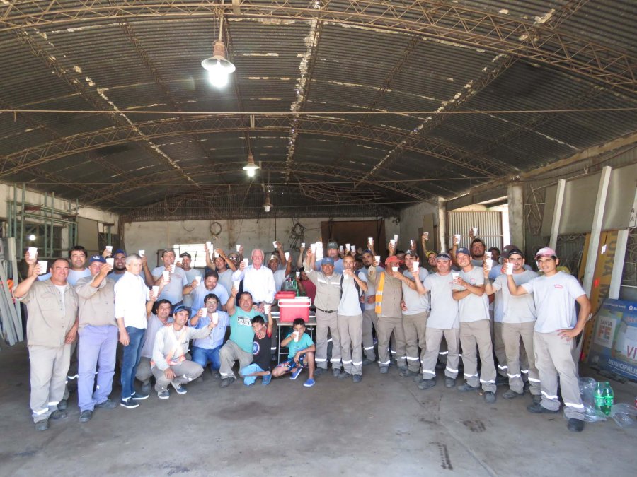 FOTO PRENSA MUNICIPALIDAD// BRINDIS. Hugo Boscarol junto al personal que se desempe&ntilde;a en el corral&oacute;n.