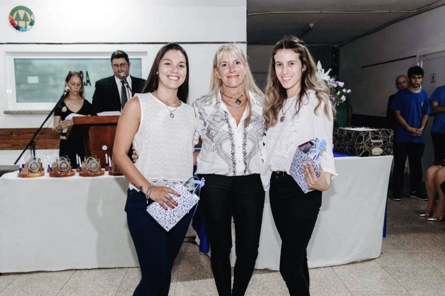 FOTO PRENSA CCIP/ SUSTITUCION./ Aldana Rambaudi y Priscila R&iacute;os al recibir el galard&oacute;n.