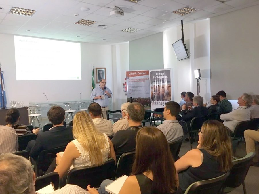 FOTO INTERNET CARNE VACUNA. Las exportaciones lograron un récord histórico. FOTO INTERNET DISERTACION. Momento de la palabra de José Lizzi.