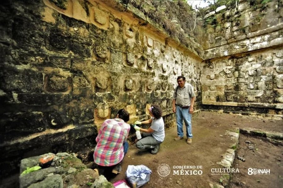 FOTO INTRIPER.COM// PALACIO./ Los arque&oacute;logos trabajando en construcci&oacute;n recientemente descubierta.