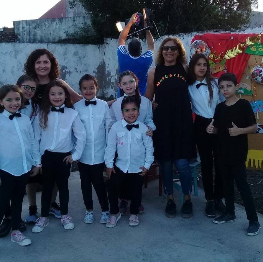 ELENCO./ El grupo de teatro infantil con las coordinadoras.