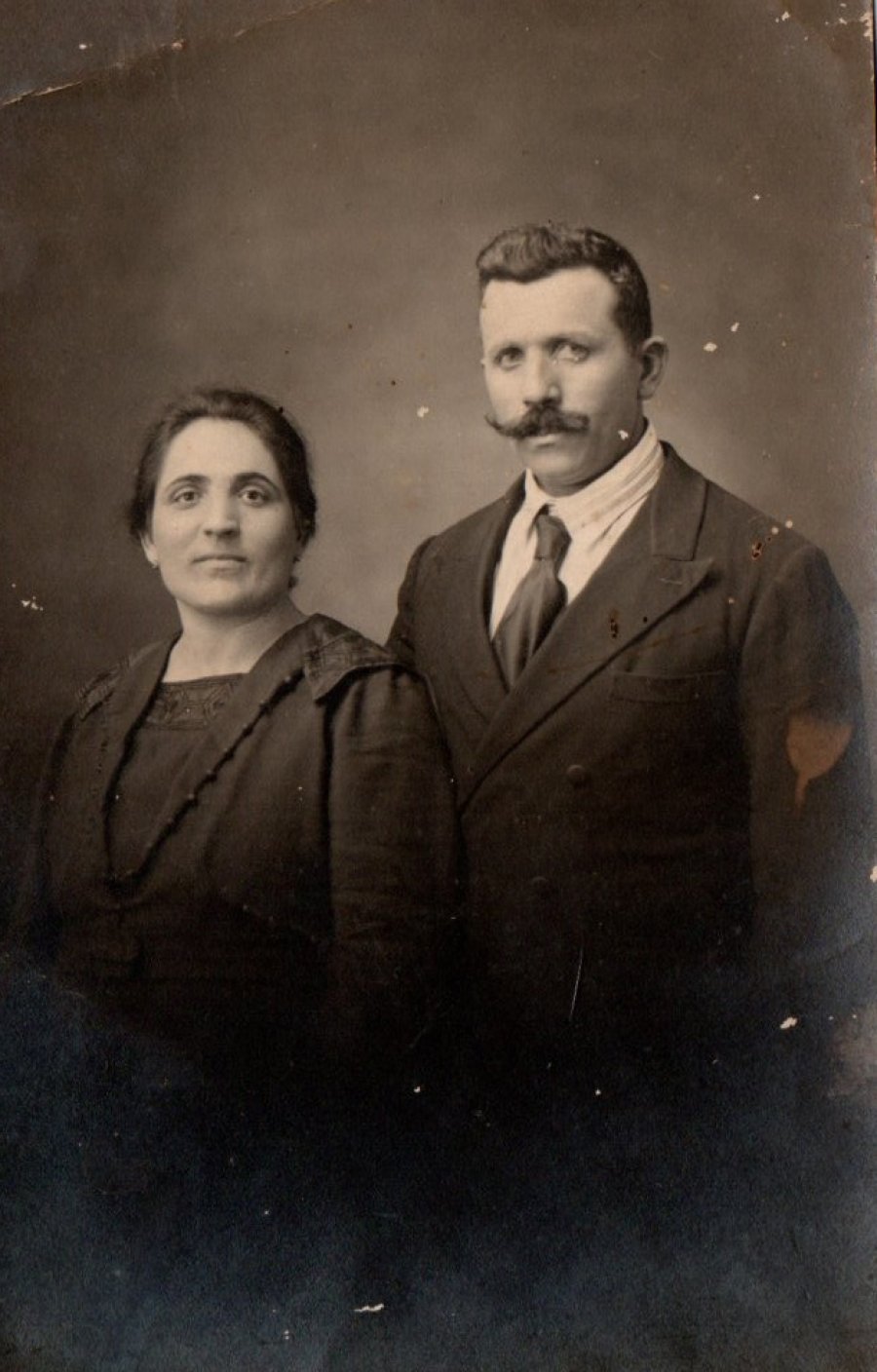 ARCHIVO EDP EL MATRIMONIO. Egidio Cremona y Carolina Barbieri. EL BOLICHE. Despacho de bebidas y pensi&oacute;n. En Avellaneda y Lisandro de la Torre, a&uacute;n en pie.