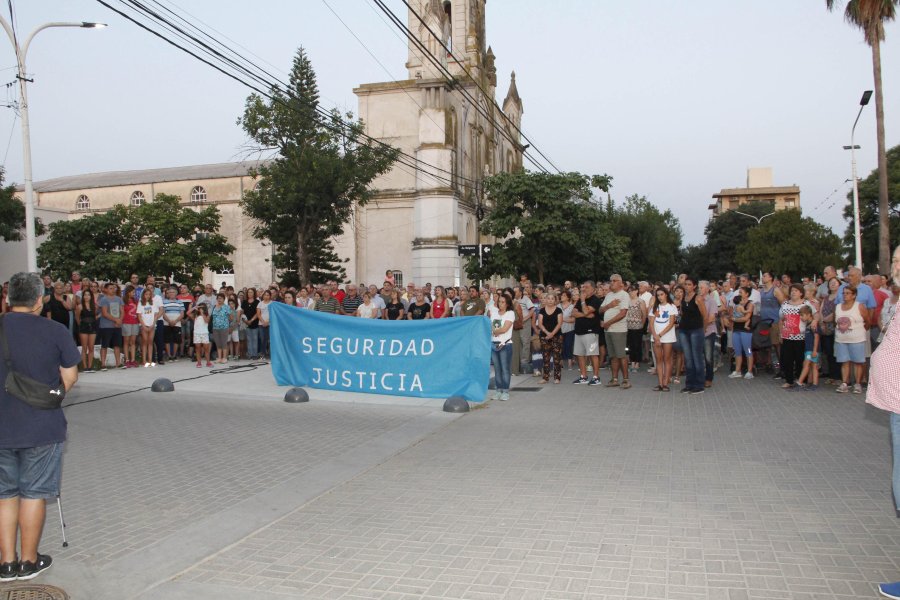 FOTO F.  MELCHIORI// MARCHA./ Vecinos autoconvocados se congregaron frente al edificio municipal. AUTORIDADES./ Toselli y su gabinete recibieron el reclamo de los vecinos.