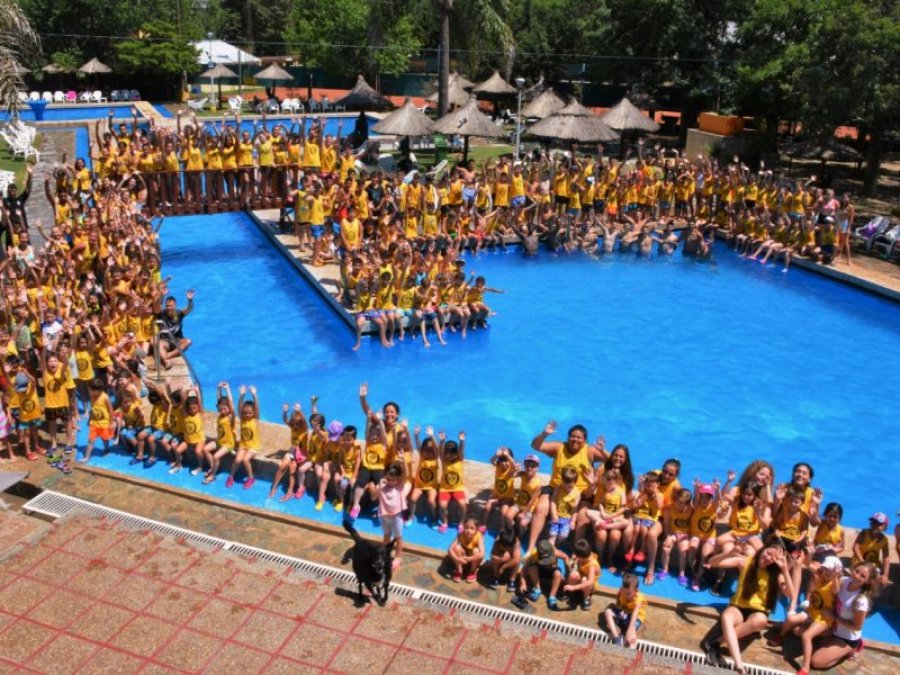 PRENSA CDL// EN LA COLONIA./ Todo el grupo, el pasado viernes, disfrutando el balneario aurinegro.