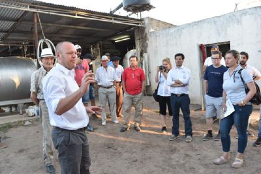 FOTO INTERNET MATIAS BAUDRACCO. Hablando en cercanías de la sala de ordeñe.  FOTO INTERNET CARLOS BONETTO.  Titular de balanzas Hook.
