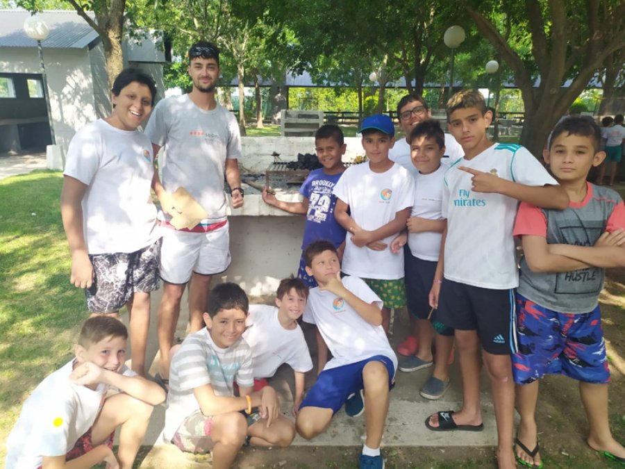 FOTOS PRENSA SEOM// COLONOS./ En el complejo recreativo confraternizaron y disfrutaron a pleno las propuestas que se les ofrece en el mismo. CAMPAMENTO./ Durante dos jornadas los ni&ntilde;os desarrollaron juegos, deportes y diversi&oacute;n.
