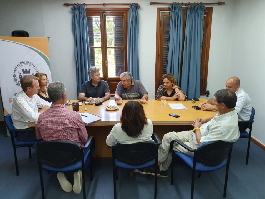 FOTO COMUNICACI&Oacute;N// ENCUENTRO./ Toselli y su gabinete con organizadores de la movilizaci&oacute;n