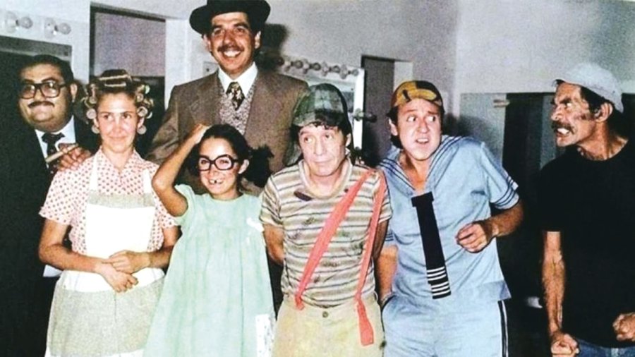 FOTO INTERNET LA ACTUALIDAD. "La Chilindrina" y "don Barriga" en un cumplea&ntilde;os.  FOTO ARCHIVO EN "EL CHAVO DEL 8". Mar&iacute;a Antonieta y Edgar, junto a compa&ntilde;eros de la serie.