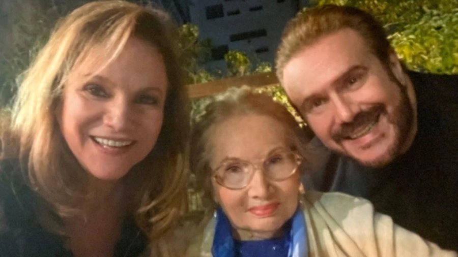 FOTO TWITER// 24 DE DICIEMBRE./ Los integrantes de Pimpinela y su mam&aacute; en la pasada Nochebuena.