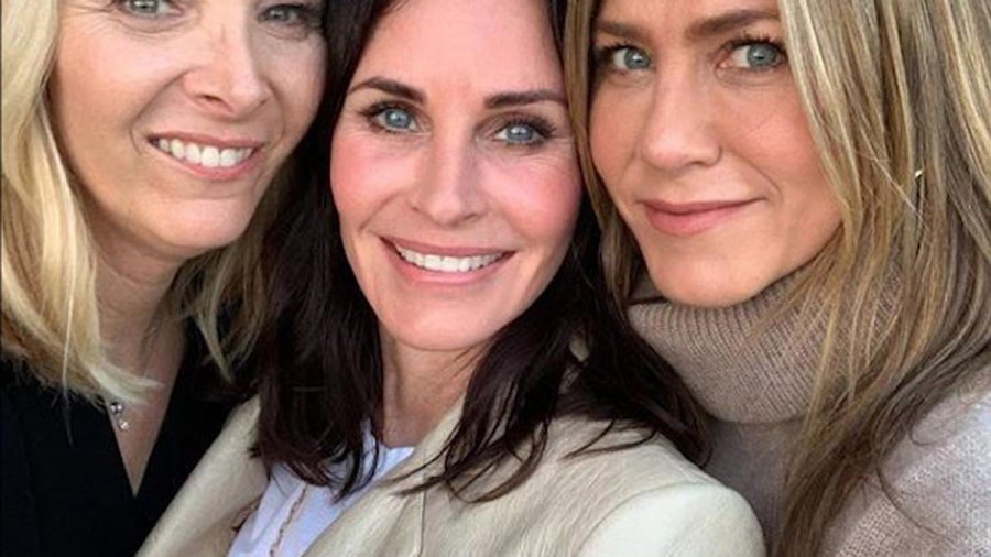FOTO INSTAGRAM DE J. ANISTON// LAS CHICAS DE FRIENDS./ Se mostraron divertidas y felices. FOTO ESPECIAL// FRIENDS./ Courtney Cox, Jennifer Aniston y Lisa Kudrow en una escena de la c&eacute;lebre serie.