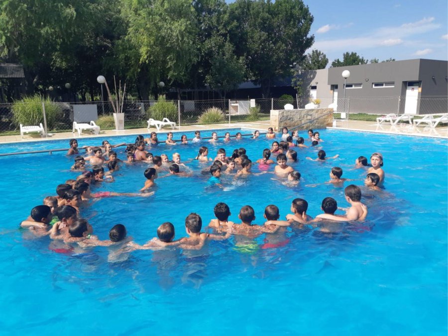 FOTO PRENSA SEOM// CAMPAMENTO.// Dos im&aacute;genes  que documentan la actividad disfrutada por los colonos en el centro recreativo del gremio municipal.
