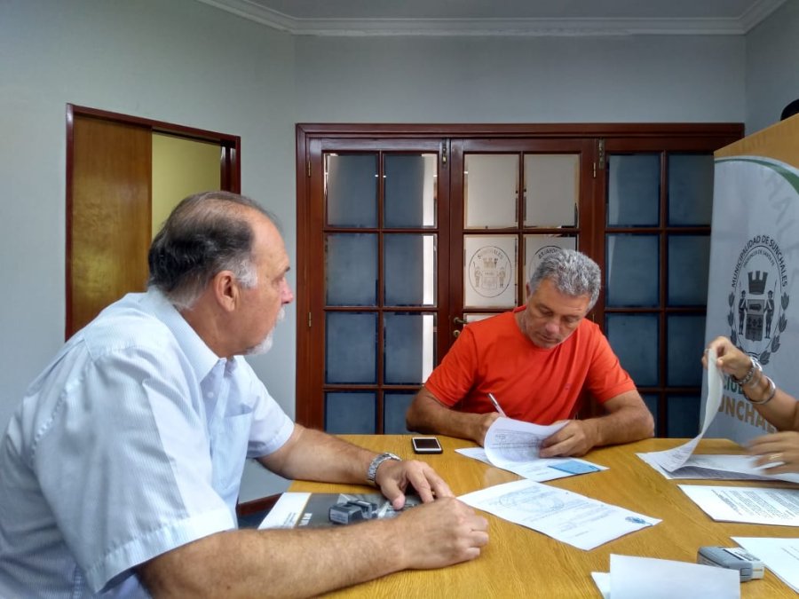 FOTO COMUNICACI&Oacute;N// CONTRATOS./ Antonio Palumbo y Omar Mart&iacute;nez suscribieron los compromisos.