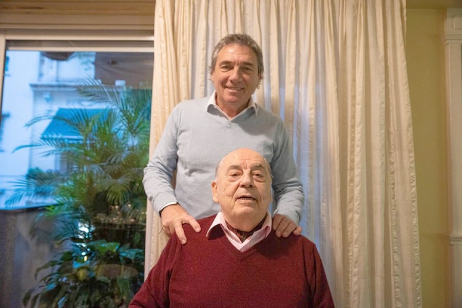 FOTOS F. FAFASULI// JUAN CARLOS SARAVIA./ El artista y su inseparable compañera: la guitarra. PADRE E HIJO./ Facundo Saravia junto a Juan Carlos Saravia.