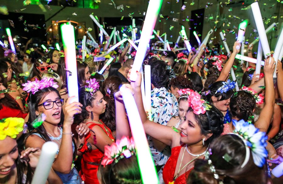 FOTO PRENSA JACHI TOUR// AGASAJADAS./ La totalidad de las ni&ntilde;as que el s&aacute;bado por la noche disfrutaron de su fiesta, rodeada de sus familiares y amistades. PREPARATIVOS./ Los Eberhardt listo para recibir a los comensales en el centro del sal&oacute;n. DIVER