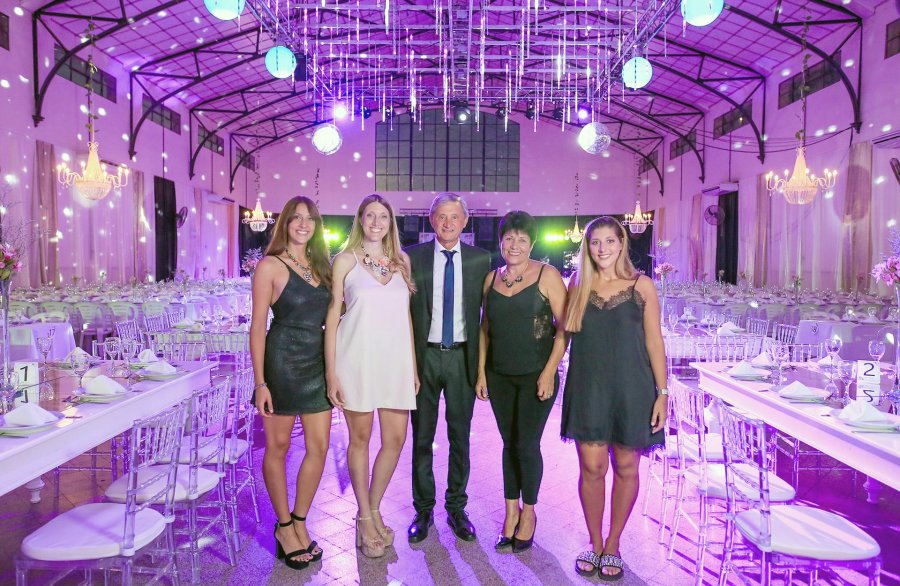 FOTO PRENSA JACHI TOUR// AGASAJADAS./ La totalidad de las niñas que el sábado por la noche disfrutaron de su fiesta, rodeada de sus familiares y amistades. PREPARATIVOS./ Los Eberhardt listo para recibir a los comensales en el centro del salón. DIVER