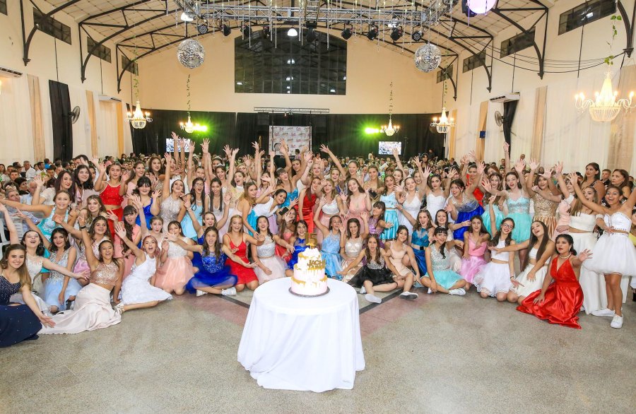 FOTO PRENSA JACHI TOUR// AGASAJADAS./ La totalidad de las ni&ntilde;as que el s&aacute;bado por la noche disfrutaron de su fiesta, rodeada de sus familiares y amistades. PREPARATIVOS./ Los Eberhardt listo para recibir a los comensales en el centro del sal&oacute;n. DIVER