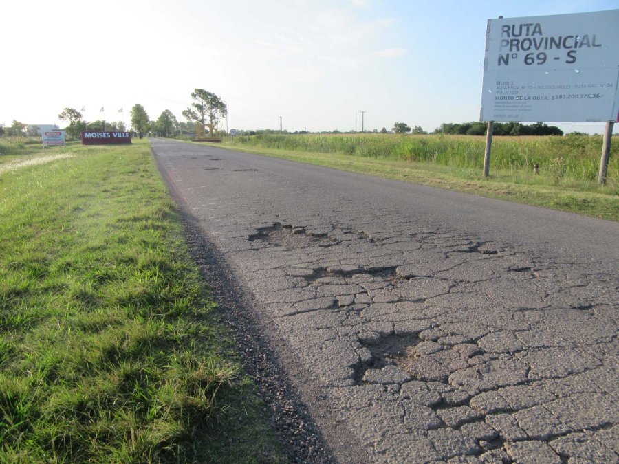 RUTA./ La imagen es elocuente y grafica el estado de la carpeta asf&aacute;ltica.