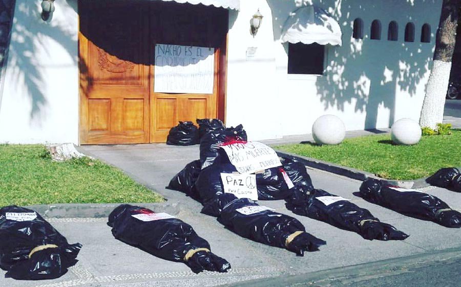 FOTO ARCHIVO COLIMA. Los habitantes arrojaron bolsas con cadáveres frente al Municipio.