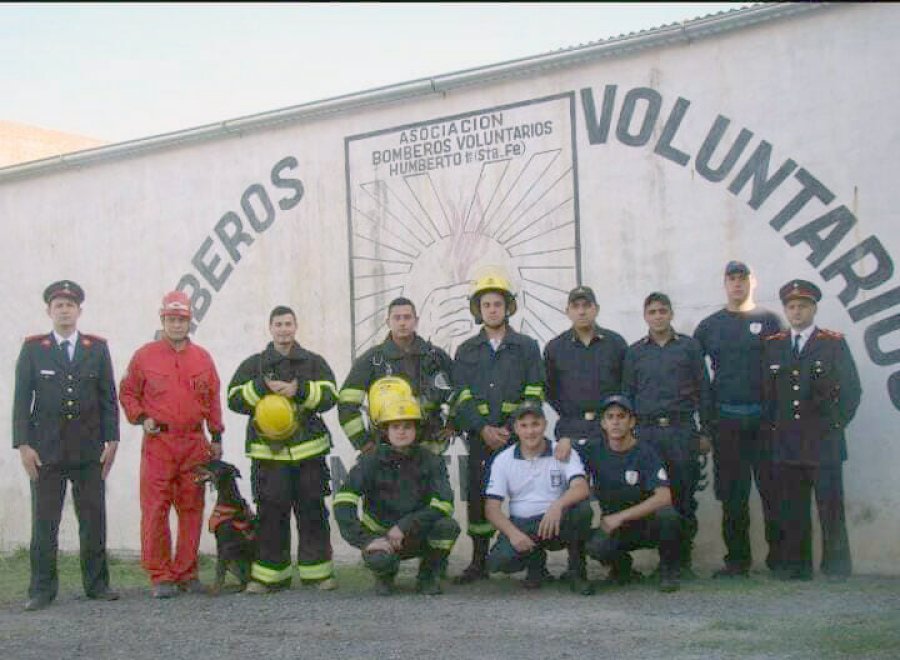 BOMBEROS VOLUNTARIOS./ Los servidores p&uacute;blicos frente al cuartel local.
