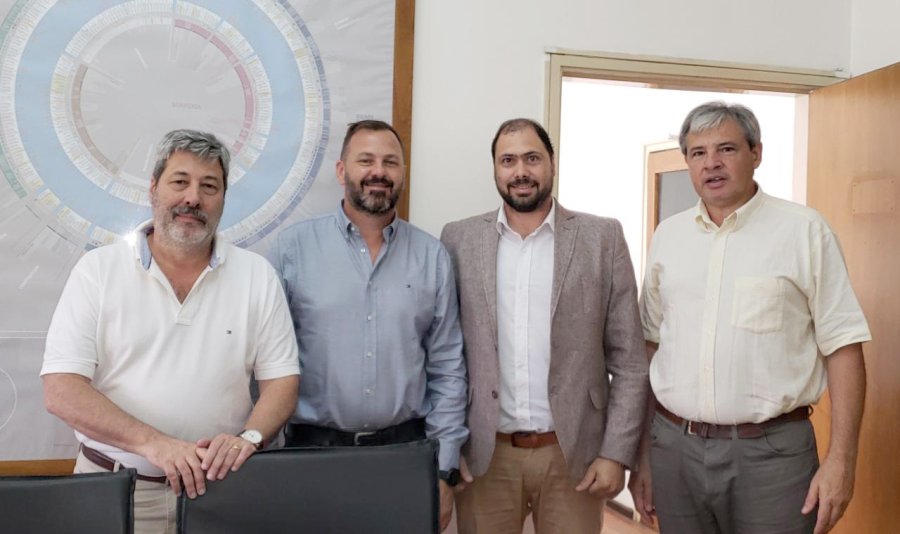 FOTO PRENSA COMUNA// PRODUCCI&Oacute;N./ Claudio Mossuz, Abel Zenklusen, Marcelo cogno y Jos&eacute; Barbero en un momento del encuentro. SEGURIDAD./ Hern&aacute;n Ferrero conversa con Jos&eacute; Barbero.