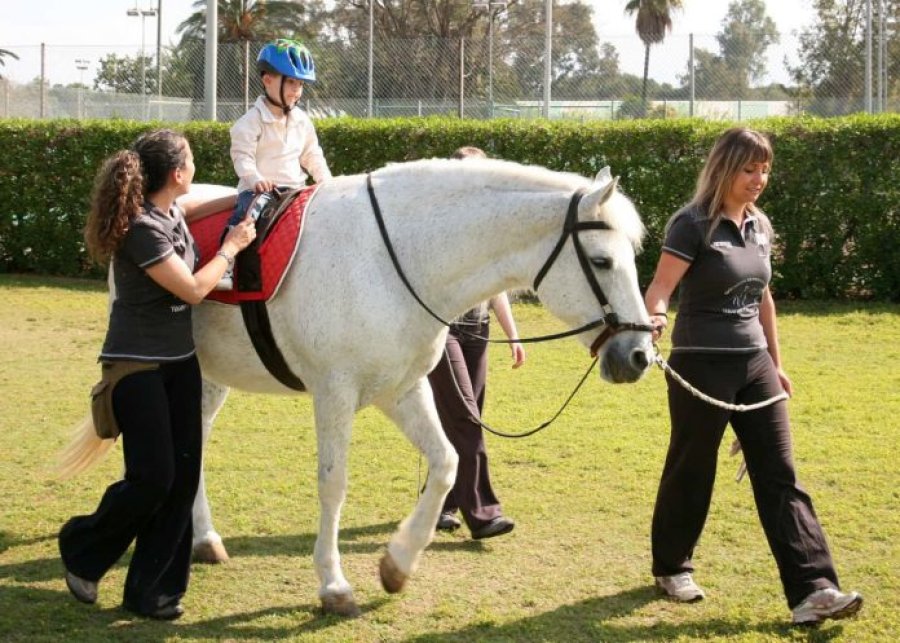 FOTO ARCHIVO EQUINOTERAPIA. Ayuda a la relajación muscular del paciente.