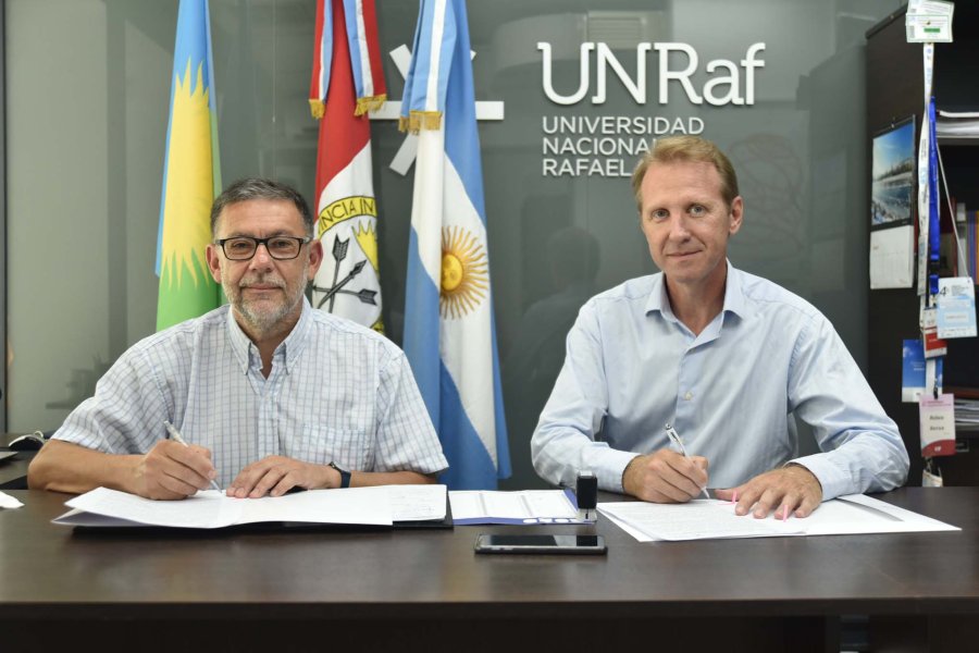 FOTO COMUNICACI&Oacute;N// FIRMA// Rub&eacute;n Asc&uacute;a y Gonzalo Toselli al sellar el acuerdo.