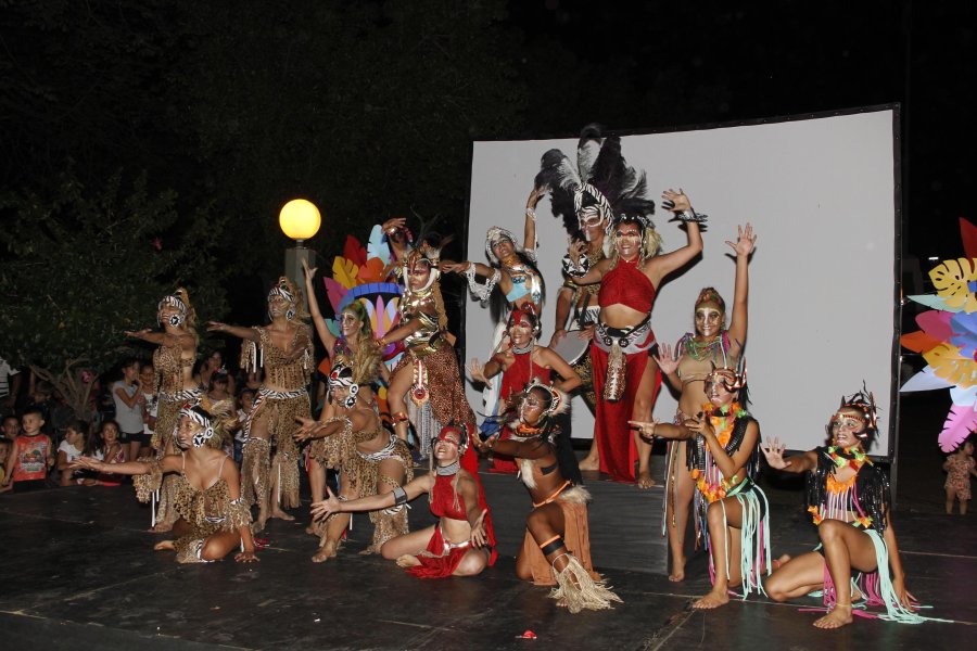 FOTO F. MELCHIORI// CARNAVALES./ La presentaci&oacute;n tuvo lugar en el atardecer de la v&iacute;spera. CUERPOS DE BAILE./ El grupo de Susana Rizzotto y de Gaby Ulman hicieron las delicias de los presentes.