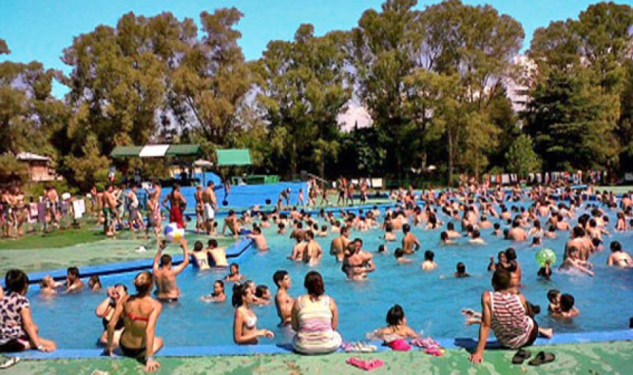 FOTO SOYDEBANFIELD.COM.AR// PILETA./ La afecci&oacute;n es m&aacute;s frecuente en verano por el mayor contacto con el agua.