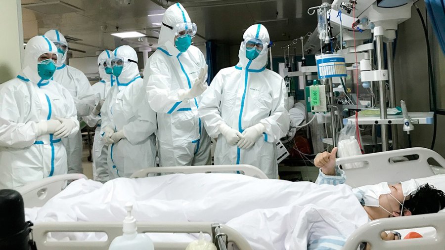FOTO TELAM MAXIMA SEGURIDAD. Un grupo de m&eacute;dicos al atender a un paciente en un centro m&eacute;dico de Wuhan.