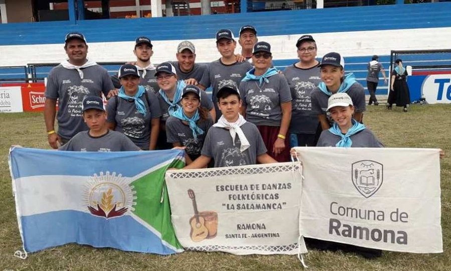 FOTO PRENSA COMUNA// APORTE./ El titular comunal, Jos&eacute; Barbero, efectivizando el aporte a Bomberos. DELEGACI&Oacute;N. El grupo ramonense que acudi&oacute; a Jes&uacute;s Mar&iacute;a.