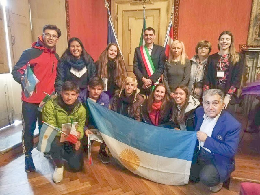 FOTO CP// CON EL SINDACO./ El grupo rafaelino con Dario Tallone, Ivana Tolardo y Luca Bosio, recibidos en la Sala Rossa del Municipio a su arribo a Fossano.