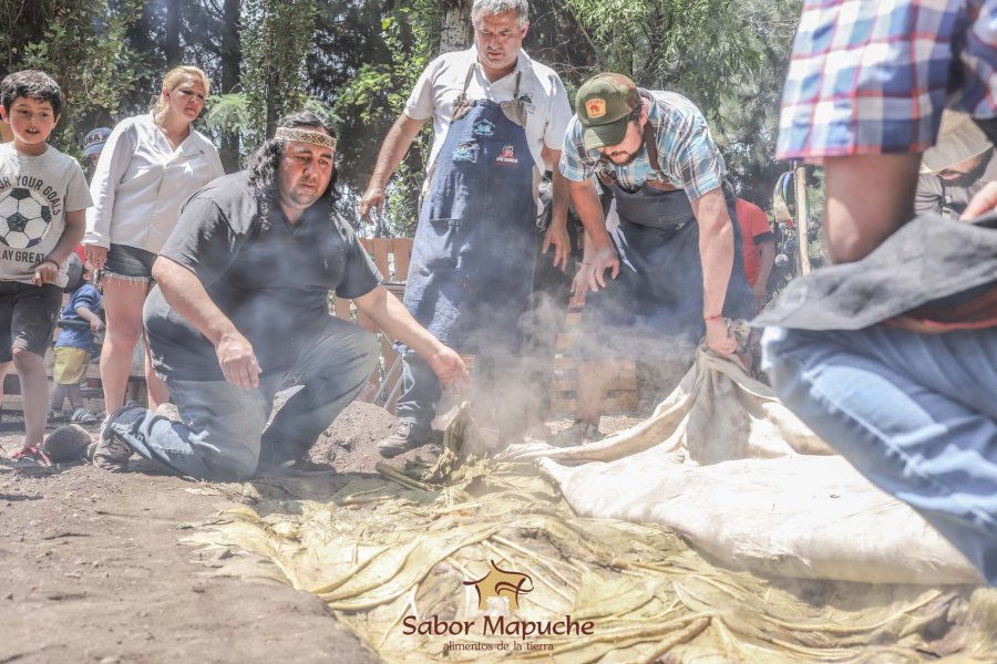 KURANT&Ouml;// Uno de los procesos para lograr la cocci&oacute;n al estilo mapuche.