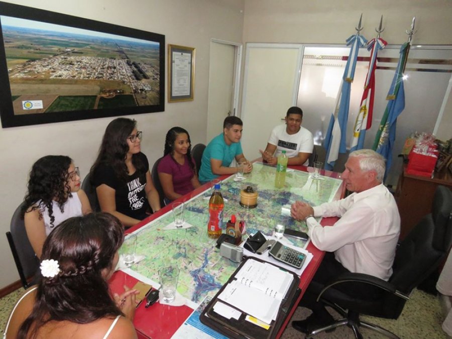 FOTO PRENSA MUNICIPALIDAD// EN LA INTENDENCIA./ Los estudiantes departiendo con el jefe del gobierno local. JACARANDA./ La especie fue plantada en el parque municipal.