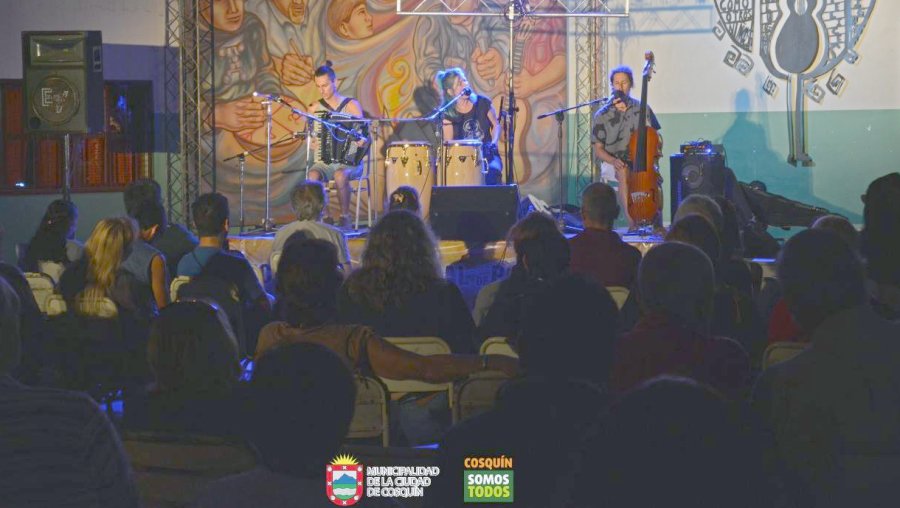 ARCHIVO PRENSA COSQUÍN/ ROMÁN RAMONDA:/Músico pampeano en el Festival mayor. ESCENARIO ARMANDO TEJADA GÓMEZ/ Allí poetas y músicos se funden en propuestas