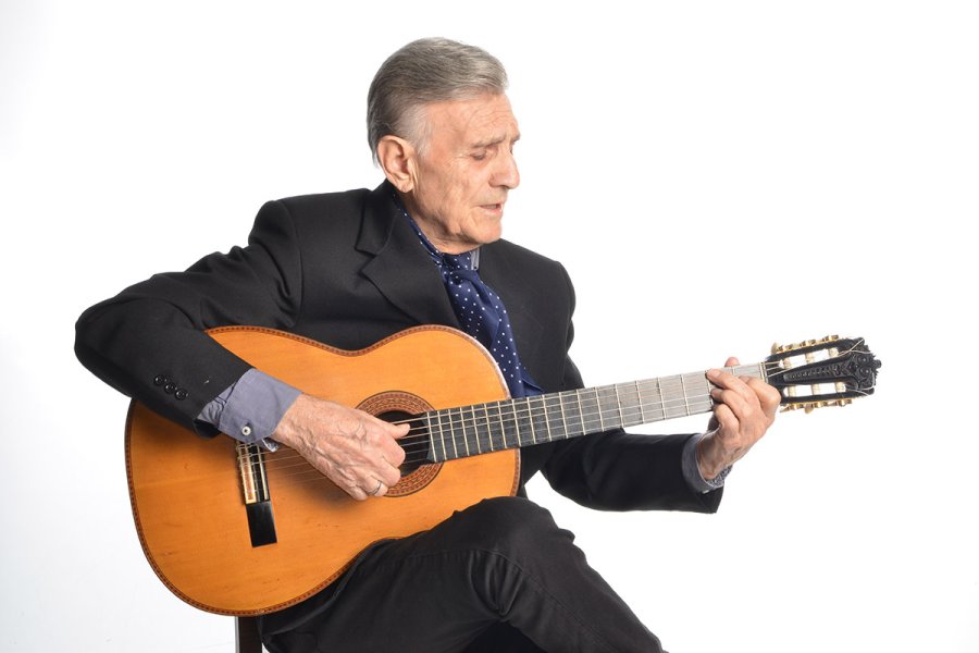 ARCHIVO VIRTUAL  ENRIQUE ESPINOSA//Aut&eacute;ntico cantor de versiones antol&oacute;gicas.